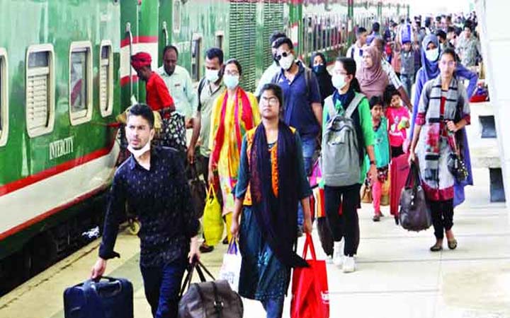 ঈদ শেষে ঢাকামুখী মানুষের ভিড়